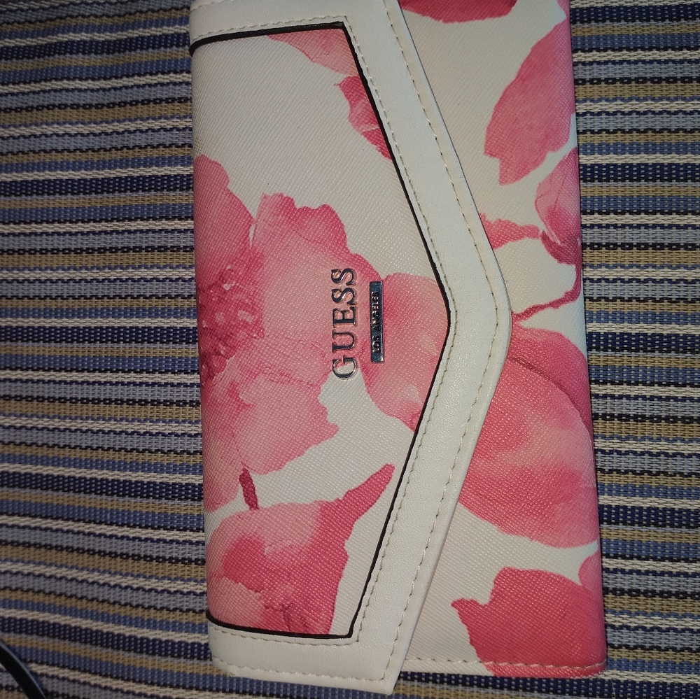 Guess - Picture 6 of 11